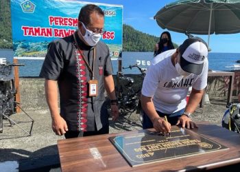 Bupati menandatangani prasasti taman bawah laut BSG