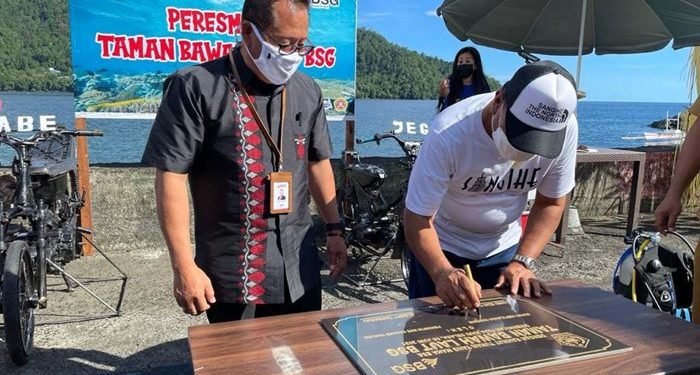 Bupati menandatangani prasasti taman bawah laut BSG