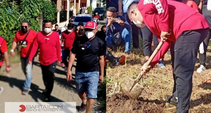 Kegiatan penanaman pohon di lokasi lahan pekuburan milik GMIm Yarden Kampung Islam. (foto: Randy/Barta1)