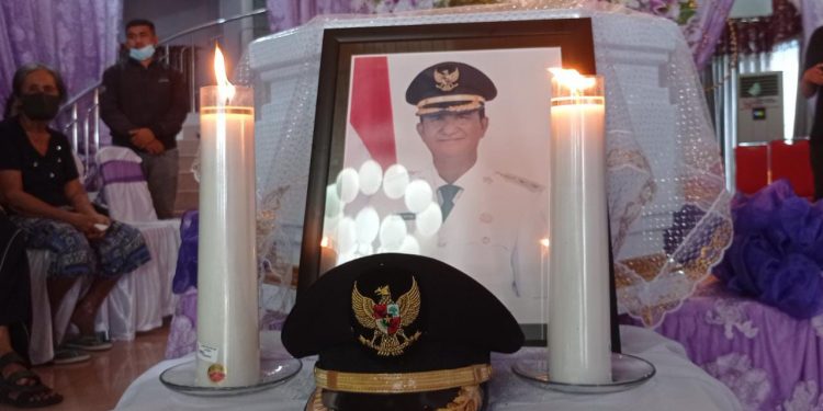 Jenazah Wakil Bupati Kepulauan Sangihe Helmud Hontong saat disemayamkan di Tahuna