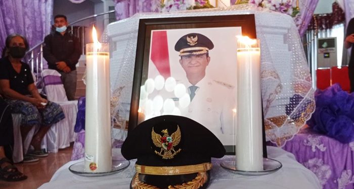 Keranda Jenazah Wakil Bupati Kepulauan Sangihe Helmud Hontong SE