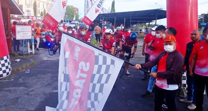 Ketua ISSI Sulut yang juga sebagai Direktur Utama Bank SulutGo Revino Pepah melepas peserta Uphill Challenge (Foto: Randy Dilo)