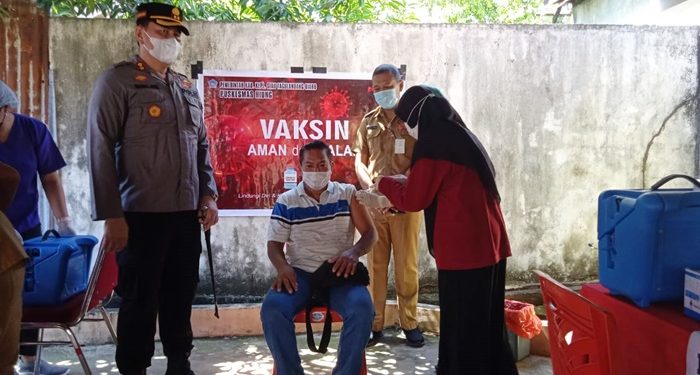 Para Pedagang saat menerima vaksin Astrazeneca.(Foto:Stenly/barta1)