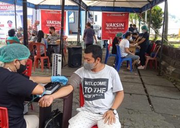 Pedagang di wilayah Pasar Ulu saat menerima vaksin yang dipusatkan di Terminal Ulu.(Foto:Stenly/Barta1)