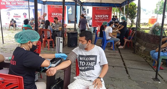 Pedagang di wilayah Pasar Ulu saat menerima vaksin yang dipusatkan di Terminal Ulu.(Foto:Stenly/Barta1)