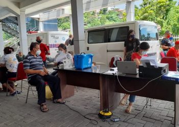 Pelaksanaan vaksinasi yang dilakukan Pemkot Manado. (foto: Humas Pemkot Manado)