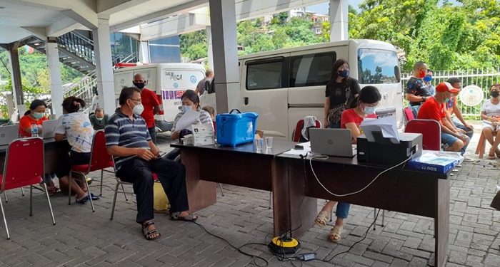 Pelaksanaan vaksinasi yang dilakukan Pemkot Manado. (foto: Humas Pemkot Manado)