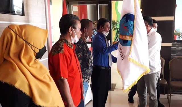 Penyerahan Pataka pada Johan Tatumpe selaku Ketua DPC ALFI/ILFA Kota Manado periode 2021-2026. (foto: Randy/Barta1)