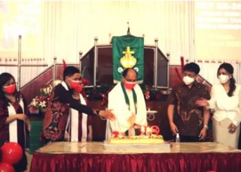 Pemimpin Kota Manado ikut beribadah bersama jemaat GMIM Bethesda Taas. (foto: Humas Pemkot Manado)