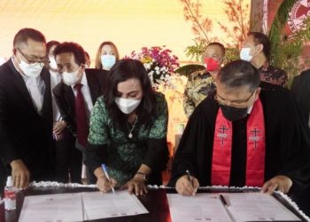 Penandatanganan MoU antara GMIM dan IAKN Manado. (foto: istimewa)