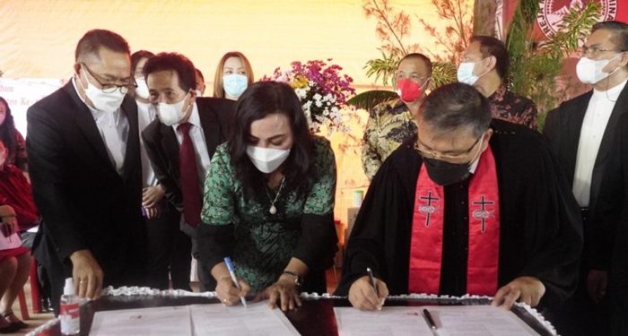 Penandatanganan MoU antara GMIM dan IAKN Manado. (foto: istimewa)