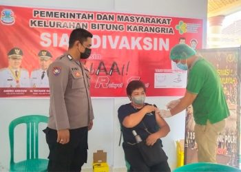 Penyuntikan vaksin Astra Zeneca pada warga di Kelurahan Bitung Karangria. (foto: Ady/Barta1)