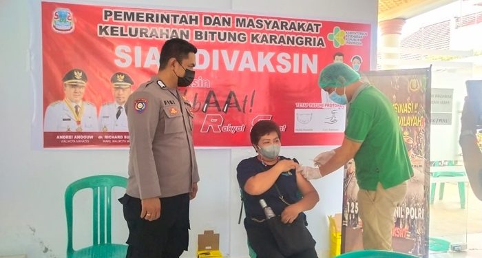 Penyuntikan vaksin Astra Zeneca pada warga di Kelurahan Bitung Karangria. (foto: Ady/Barta1)