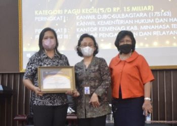 Polimdo menerima penghargaan Satker. (foto: Humas Polimdo)