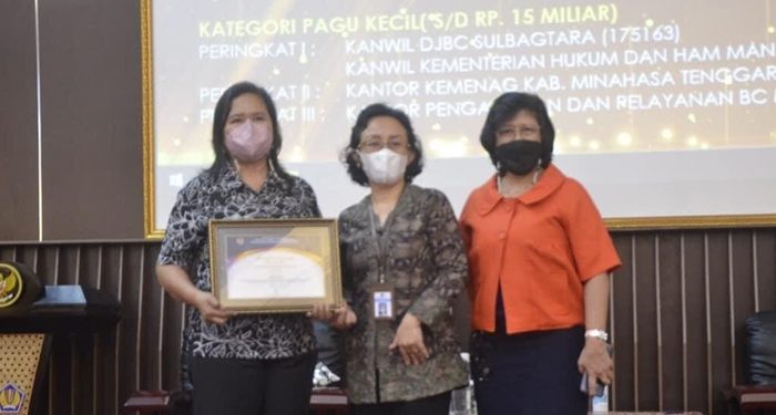 Polimdo menerima penghargaan Satker. (foto: Humas Polimdo)