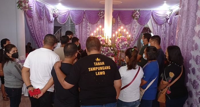 Pera pelayat di depan keranda Jenazah Wakil Bupati Sangihe, Helmud Hontong, SE. (Foto; Rendy/barta1).