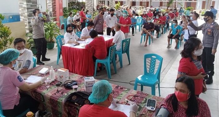 Suasana program vaksinasi untuk masyarakat di Kota Manado. (foto: Humas Pemkot Manado)