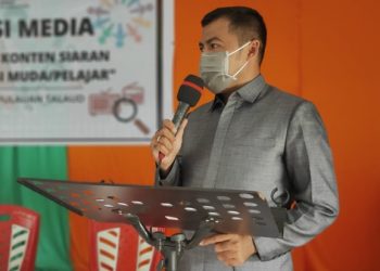 Koordinator Bidang Kelembagaan KPID Sulut, Pengasihan Amisan, S.IP. saat memaparkan materi.