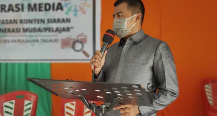 Koordinator Bidang Kelembagaan KPID Sulut, Pengasihan Amisan, S.IP. saat memaparkan materi.