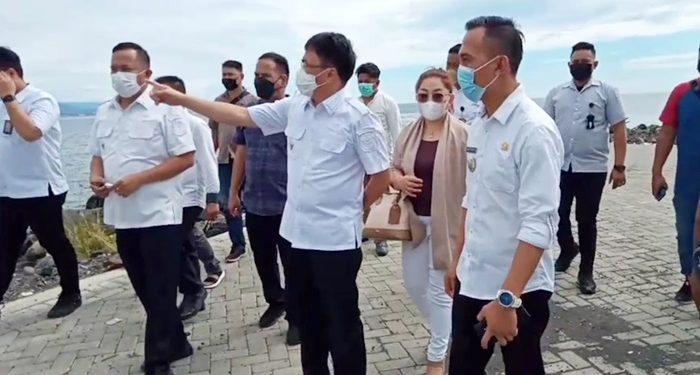 Walikota dan Wakil Walikota saat meninjau tempat tambatan perahu di boulevard 2. (foto: Randy/Barta1)