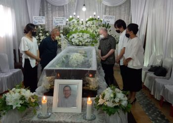 Duka Mendalam, Wabup Sitaro Melayat Ke Rumah Duka Teddy Kumaat