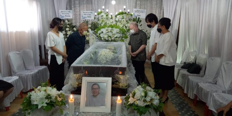 Duka Mendalam, Wabup Sitaro Melayat Ke Rumah Duka Teddy Kumaat