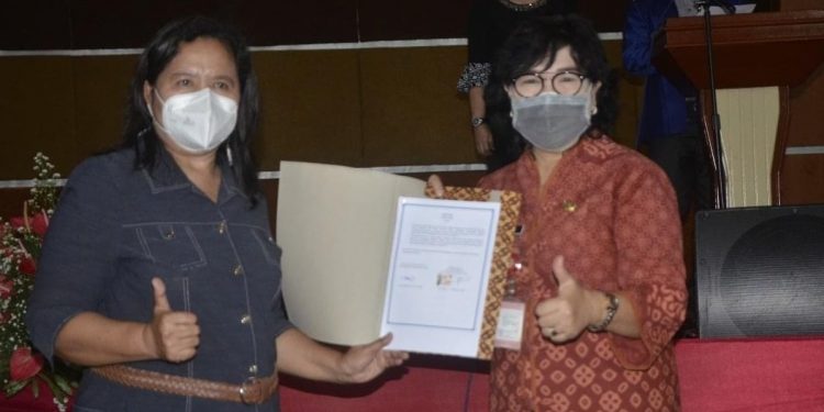 Direktur Polimdo Mareyke Alelo dan Kepala Dikda Sulut Grace Punuh memperlihatkan MoU yang ditandatangani keduanya. (foto: istimewa)