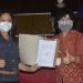 Direktur Polimdo Mareyke Alelo dan Kepala Dikda Sulut Grace Punuh memperlihatkan MoU yang ditandatangani keduanya. (foto: istimewa)