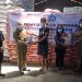 Bupati dan wabup saat menyerahkan secara simbolis bantuan beras PPKM 2021 dari Kemensos bagi KPM PKH dan KPM BST.(foto:Stenly/barta1)