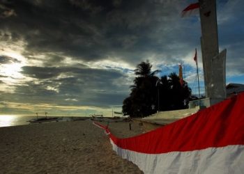 Mengibar Merah Putih di Miangas (Foto: Stenly Pontolawokang)