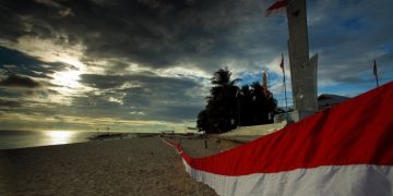 Mengibar Merah Putih di Miangas (Foto: Stenly Pontolawokang)