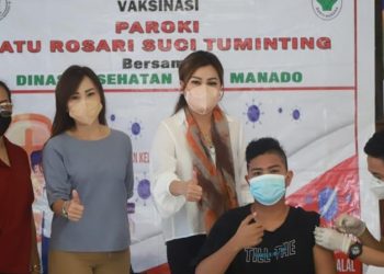 Irene Angouw-Pinontoan berpose dengan peserta vaksinasi di Tuminting Manado (foto: humas pemkot manado)
