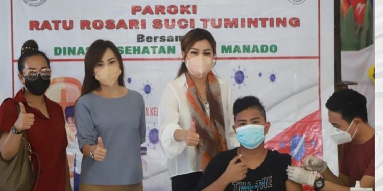 Irene Angouw-Pinontoan berpose dengan peserta vaksinasi di Tuminting Manado (foto: humas pemkot manado)