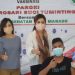 Irene Angouw-Pinontoan berpose dengan peserta vaksinasi di Tuminting Manado (foto: humas pemkot manado)