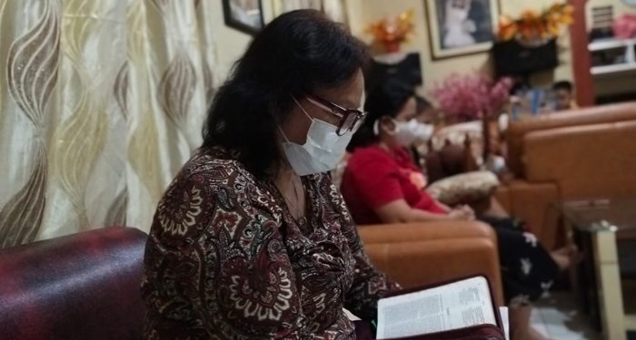 Jemaat di Manado beribadah di rumah akibat pandemi. (Foto: ady/barta1)