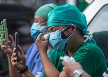 Kesedihan para Nakes di RSD Liun Kendage Tahuna, dalam Upacara Pelepasan Ners Vin Saselah. (Foto : Stenly Pontolawokang)