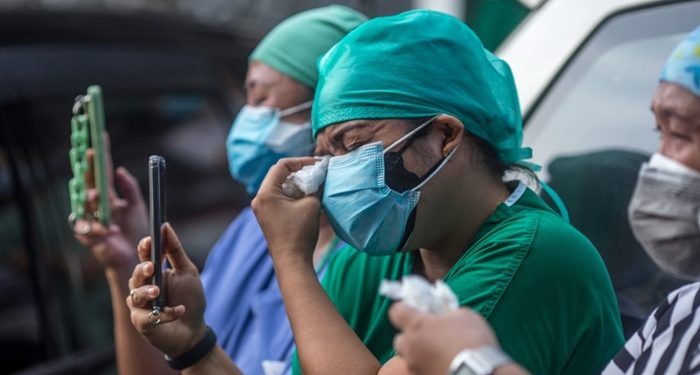 Kesedihan para Nakes di RSD Liun Kendage Tahuna, dalam Upacara Pelepasan Ners Vin Saselah. (Foto : Stenly Pontolawokang)