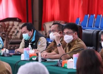 Walikota Manado Andrei Angouw memberikan arahan pada rapat teknis terkait penanggulangan Covid-19. (foto: Humas Pemkot Manado)