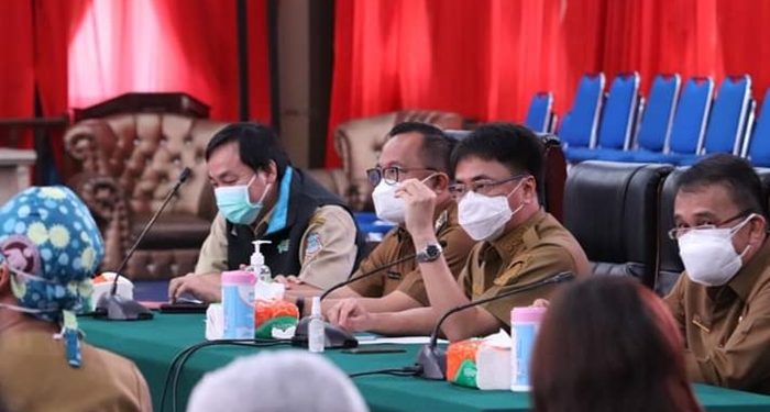 Walikota Manado Andrei Angouw memberikan arahan pada rapat teknis terkait penanggulangan Covid-19. (foto: Humas Pemkot Manado)