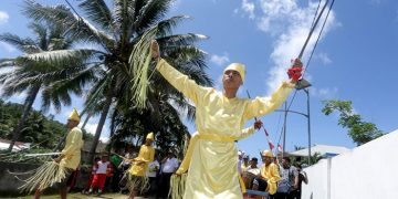 Tarian dari tradisi perang orang-orang Talaud (Foto: Stenly Pontolawokang)