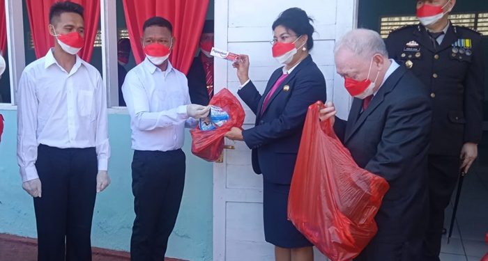 Bupati dan Wabup saat membagikan bantuan bagi warga binaan Lapas Klass IIB Ulu Siau. (Foto:Stenly/barta1)