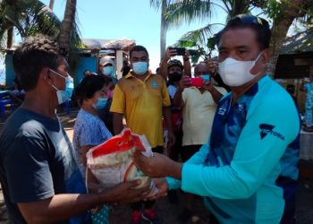 Bupati menyalurkan secara simbolis bansos tambahan BB-PPKM kepada 25 keluarga penerima manfaat non PKH.
