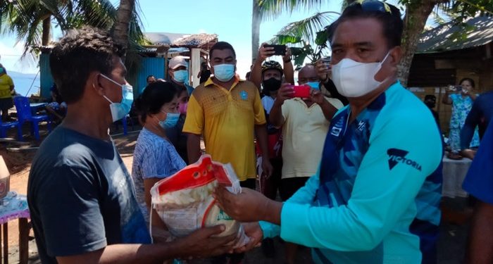 Bupati menyalurkan secara simbolis bansos tambahan BB-PPKM kepada 25 keluarga penerima manfaat non PKH.