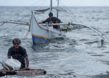 Foto nelayan di Sangihe oleh Stenly Pontolowokang