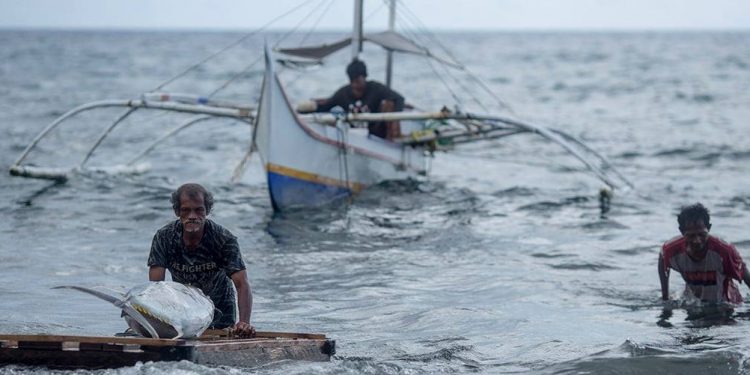 Foto nelayan di Sangihe oleh Stenly Pontolowokang