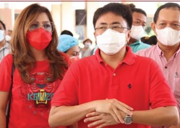 Kunjungan Walikota Manado Andrei Angouw dan istri ke lokasi vaksinasi di SMA Rex Mundi. (foto: istimewa)