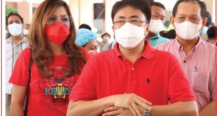 Kunjungan Walikota Manado Andrei Angouw dan istri ke lokasi vaksinasi di SMA Rex Mundi. (foto: istimewa)