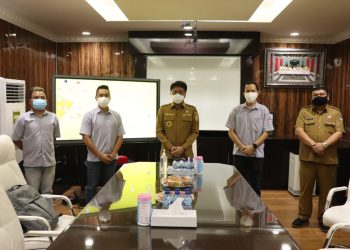 Walikota Manado saat bersama pimpinan PT Daya Adicipta Wisesa dan Kadis Kominfo Manado Erwin Kontu. (foto: Humas Pemkot Manado)