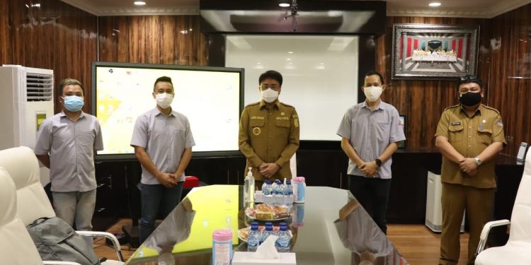 Walikota Manado saat bersama pimpinan PT Daya Adicipta Wisesa dan Kadis Kominfo Manado Erwin Kontu. (foto: Humas Pemkot Manado)