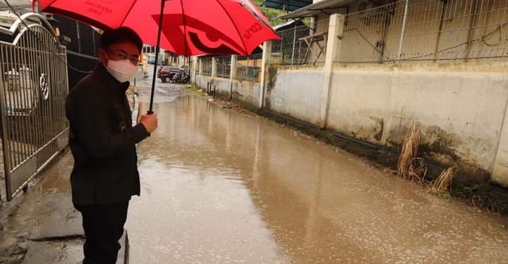 Wali Kota Manado Tinjau Anak Sungai saat Hujan Deras